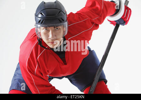 Junge männliche Eishockeyspieler und-Trainer Stockfoto
