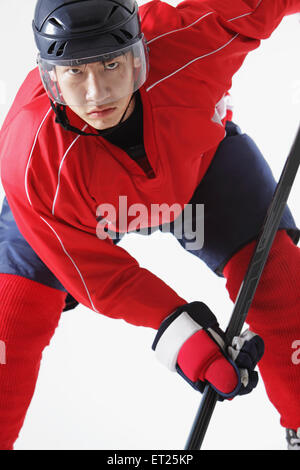 Junge männliche Eishockeyspieler und-Trainer Stockfoto