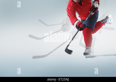 Junge männliche Eishockeyspieler und-Trainer Stockfoto