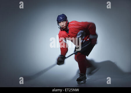 Junge männliche Eishockeyspieler und-Trainer Stockfoto