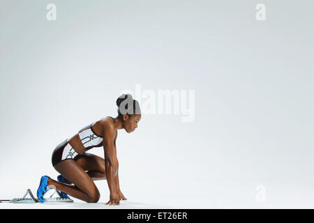 Weibliche Athleten am Startblock Stockfoto