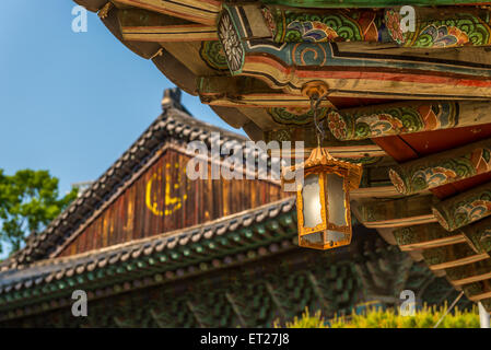 Eine goldene Laterne hängt von der alten Traufe der Bongeunsa-Tempel in Seoul, Südkorea. Stockfoto