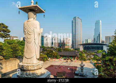 Eine riesige Buddhastatue blickt über Bongeunsa-Tempel in Seoul, Südkorea. Stockfoto