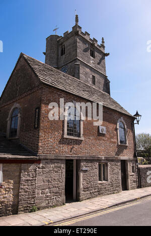 Corfe Castle Museum mit St Edward Church im Hintergrund in angeblich das kleinste Rathaus in England Stockfoto