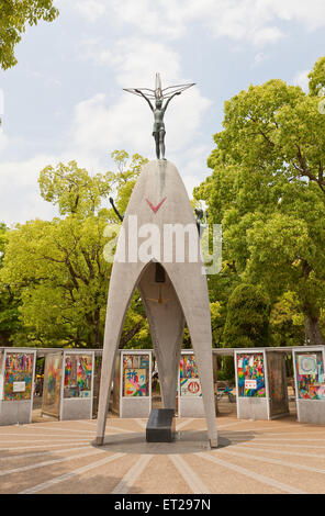 Childrens Friedensmonument in Hiroshima, Japan. Erinnert an Sadako Sasaki und andere Kinder, die Opfer des Atombombenabwurfs auf Hiroshima Stockfoto