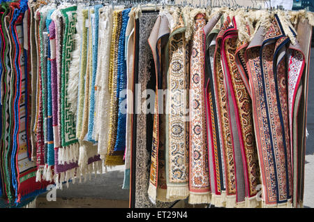 kleine verschiedene dekorative dekorative Teppiche im Markt, Griechenland Stockfoto