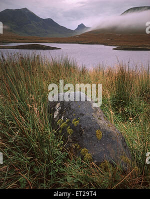 Bleiben Sie Pollaidh und cUL Beag mit Blick auf Lochan an AIS, Knockan Crag, West Highlands von Schottland Stockfoto