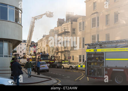 Brighton, East Sussex, UK. 11. Juni 2015. Die Bewohner sind aus einem Haus gegenüber Botschaft Gericht in Western Street Brighton evakuiert, wie Feuerwehrleute ein Feuer auf der obersten Etage bekämpfen. Bildnachweis: Julia Claxton/Alamy Live-Nachrichten Stockfoto