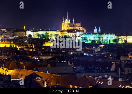 Nachtansicht von Prag: Burg und St. Vitus Stockfoto