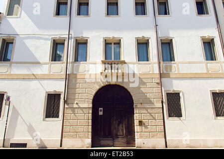 klassische italienische Gebäude mit Retro-Fenster und große Tür. Stadt Vicenza Stockfoto