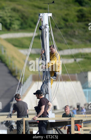 Portland, Dorset, UK. 10. Juni 2015. Colin Firth Dreharbeiten eine Szene aus einem Film über Donald Crowhurst bei Portland in Dorset, England 10. Mai 2015 Bild: Dorset Media Service Credit: Dorset Media Service/Alamy Live News Stockfoto