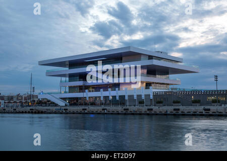 Americas Cup oder (Veles e Vents) Gebäude im Hafen von Valencia beleuchtet in der Abenddämmerung Valencia, Spanien Stockfoto