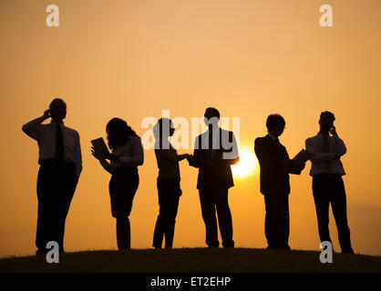 Arbeiten auf dem Feld treffen Zusammenarbeit Stockfoto