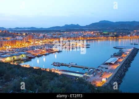 Puerto de Mazarron beleuchtet bei Einbruch der Dunkelheit. Provinz Murcia, Spanien Stockfoto