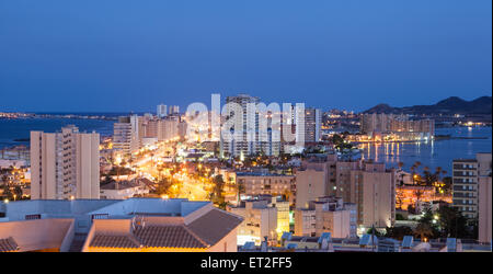 La Manga del Mar Menor nachts beleuchtet. Provinz Murcia, Spanien Stockfoto