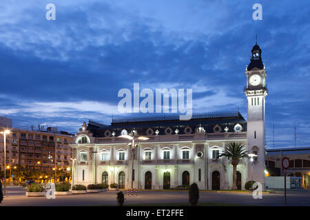 Historic Port Authority Gebäude beleuchtet in der Nacht in Valencia, Spanien Stockfoto