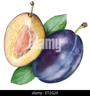 Pflaume und die Hälfte der Früchte auf einem weißen. Datei enthält Beschneidungspfade. Stockfoto