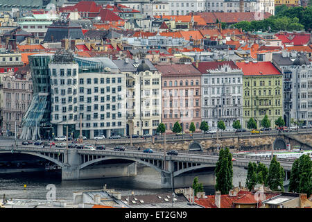 Prag, Tschechische Republik - 23. Mai 2015: Tanzendes Haus, Aka Fred und Ginger, Vlado Milunic und Gehry entworfene Stockfoto