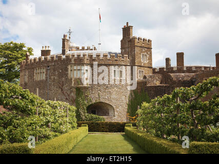 Walmer Castle in Kent, erbaut von Henry Viii 1539 zu verteidigen, das ab hier vom Garten aus gesehen Stockfoto