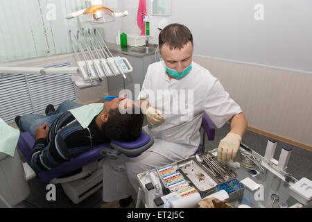 Arzt in weißem Kleid medizinische behandelt Patienten Zähne Stockfoto