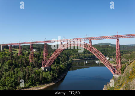 Historischen Bogen Eisenbahnbrücke - The Garabit-Viadukt - durch den Fluss Truyere wurde 1884 von dem berühmten französischen Ingenieur gebaut. Stockfoto