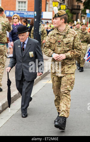 Cardiff, Wales, UK. 11. Juni 2015. Straßen wurden gesperrt und Menschenmengen säumten die Straßen im Stadtzentrum von Cardiff heute Morgen, als die Königin angekommen um neue Regiments Farben Royal Welsh Regiment zu präsentieren. Das Regiment, unter der Leitung von der Ziege-Major und der Regiments-Maskottchen, Shenkin, marschierten von Cardiff Castle, das Millennium Stadium, wo die feierlichen Zeremonie stattfinden wird. Dann werden die Königin der Gast des Regiments für ein festliches Dinner. Bildnachweis: Chris Stevenson/Alamy Live-Nachrichten Stockfoto