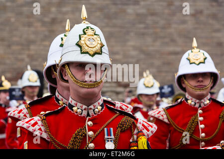 Cardiff, Wales, UK. 11. Juni 2015. Straßen wurden gesperrt und Menschenmengen säumten die Straßen im Stadtzentrum von Cardiff heute Morgen, als die Königin angekommen um neue Regiments Farben Royal Welsh Regiment zu präsentieren. Das Regiment, unter der Leitung von der Ziege-Major und der Regiments-Maskottchen, Shenkin, marschierten von Cardiff Castle, das Millennium Stadium, wo die feierlichen Zeremonie stattfinden wird. Dann werden die Königin der Gast des Regiments für ein festliches Dinner. Bildnachweis: Chris Stevenson/Alamy Live-Nachrichten Stockfoto