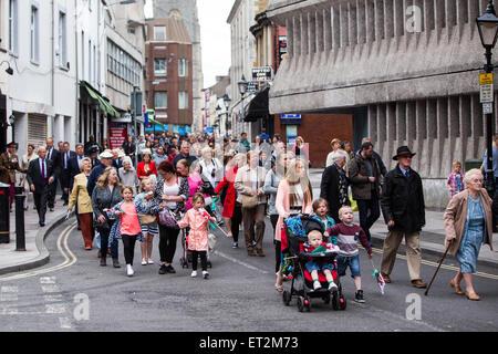 Cardiff, Wales, UK. 11. Juni 2015. Straßen wurden gesperrt und Menschenmengen säumten die Straßen im Stadtzentrum von Cardiff heute Morgen, als die Königin angekommen um neue Regiments Farben Royal Welsh Regiment zu präsentieren. Das Regiment, unter der Leitung von der Ziege-Major und der Regiments-Maskottchen, Shenkin, marschierten von Cardiff Castle, das Millennium Stadium, wo die feierlichen Zeremonie stattfinden wird. Dann werden die Königin der Gast des Regiments für ein festliches Dinner. Bildnachweis: Chris Stevenson/Alamy Live-Nachrichten Stockfoto