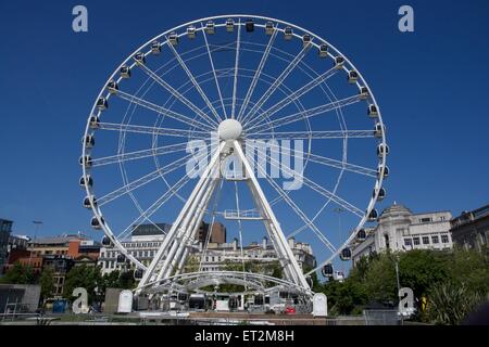 Manchester, UK 11. Juni 2015 lang andauernde Saga schaut, um endlich zu einem Ende kommen. Die Lizenz für das Riesenrad im April abgelaufen und Manchester Rat wollte des Besitzers Freij El-Zein, es abzubauen. Der Eigentümer weigerte sich, behauptet, dass der Rat ihm Geld für die Zeit geschuldet war es von der Kommission ohne Verschulden von seiner eigenen. Beide Seiten werden berichtet, um mit rechtlichen Schritten gedroht haben, aber es jetzt scheint, als ob die Attraktion kommen soll. Riesenrad herab Manchester, UK Credit: John Fryer/Alamy Live-Nachrichten Stockfoto