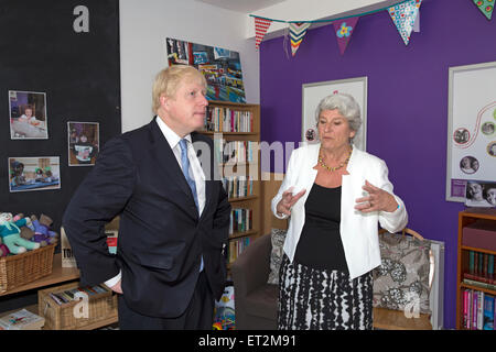 Grün St Green, UK, 11. Juni 2015, Bürgermeister von London, Boris Johnson, erhielt eine Führung von Sally Flatteau-Taylor am Maibaum-Projekt für Kranke und behinderte junge Londoner Credit: Keith Larby/Alamy Live News Stockfoto