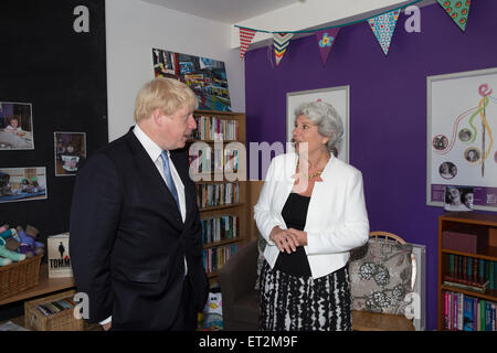 Grün St Green, UK, 11. Juni 2015, Bürgermeister von London, Boris Johnson, erhielt eine Führung von Sally Flatteau-Taylor am Maibaum-Projekt für Kranke und behinderte junge Londoner Credit: Keith Larby/Alamy Live News Stockfoto