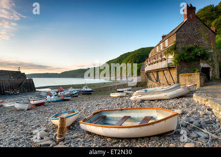 Boote im Hafen von Clovelly eines historischen Fischerdorfes an der Devon-Erbe-Küste Stockfoto