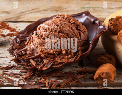 Eine Kugel von zu Hause gemacht Schokoladeneis. Stockfoto