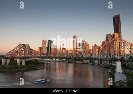 Sonnenaufgang über der Stadt Brisbane. Stockfoto