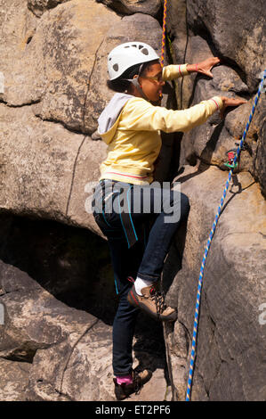 12-jährige Mädchen Bergsteigen in Yorkshire England Stockfoto