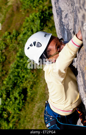 12-jährige Mädchen Bergsteigen in Yorkshire England Stockfoto