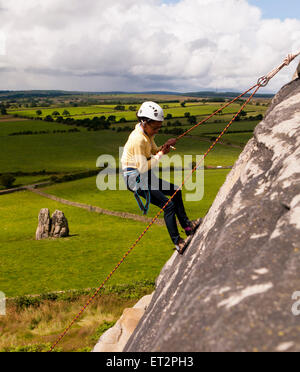 12-jährige Mädchen Bergsteigen in Yorkshire England Stockfoto