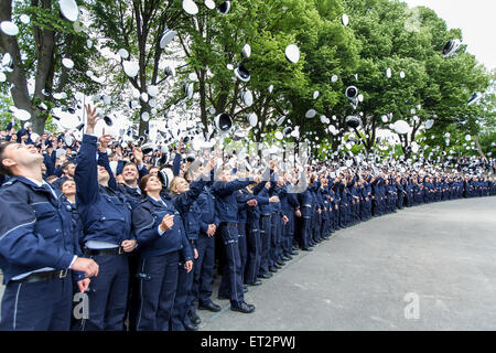 GAP-Wurf nach einer Vereidigung von 1500 neue Polizisten in Dortmund, Deutschland Stockfoto