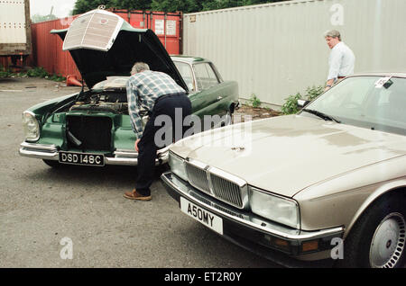 Auto und Motorrad Auktion bei Lithgow Söhne und Partner, Stokesley. Im Bild, einige der Autos und Motorräder, die unter den Hammer im heutigen Verkauf sind. 28. Juni 1995. Stockfoto