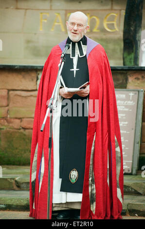 Das Kreuz und Kugel auf Coventry Cathedral im Dienst der Versöhnung, Freitag, 12. Februar 1999. 18ft vergoldet Stahl und Kupfer Kreuz ist gebaut von Alan Smith - offiziell für die Menschen in Dresden präsentiert werden. im nächsten Jahr. Die heutige se. Stockfoto