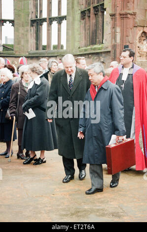 Das Kreuz und Kugel auf Coventry Cathedral im Dienst der Versöhnung, Freitag, 12. Februar 1999. 18ft vergoldet Stahl und Kupfer Kreuz ist gebaut von Alan Smith - offiziell für die Menschen in Dresden präsentiert werden. im nächsten Jahr. Die heutige se. Stockfoto