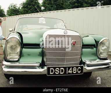 Auto und Motorrad Auktion bei Lithgow Söhne und Partner, Stokesley. Im Bild, einige der Autos und Motorräder, die unter den Hammer im heutigen Verkauf sind. 28. Juni 1995. Stockfoto