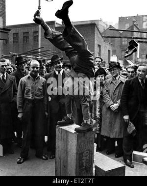 Sonntagmorgen im Petticoat Lane. In dem Boot-Markt gesehen. Beweist seine Schuhe werden nicht rutschen. 28. Februar 1939 P013469 Stockfoto