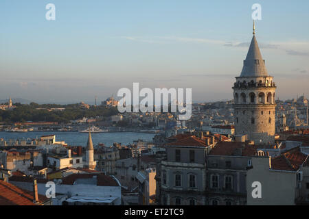 Istanbul, Türkei, mit Blick auf den Galata-Turm am Abend Stockfoto