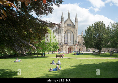 Winchester Kathedrale Hampshire UK im Sommer mit Menschen, die in den Park und die umliegenden Gärten entspannen Stockfoto