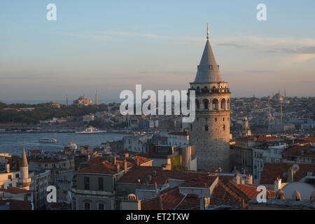 Istanbul, Türkei, mit Blick auf den Galata-Turm am Abend Stockfoto