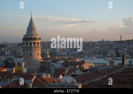 Istanbul, Türkei, mit Blick auf den Galata-Turm am Abend Stockfoto