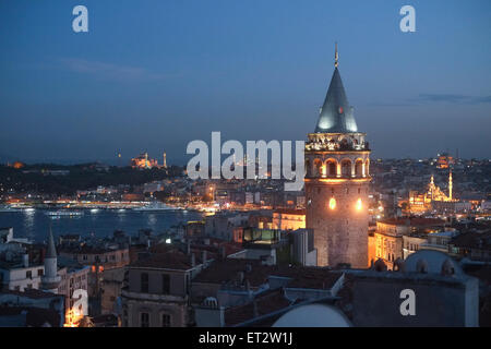 Istanbul, Türkei, mit Blick auf den Galata-Turm bei Nacht Stockfoto