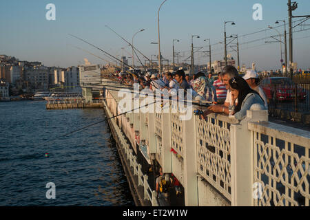 Istanbul, Türkei, Menschen Angeln am Bosporus auf der Galata-Brücke Stockfoto