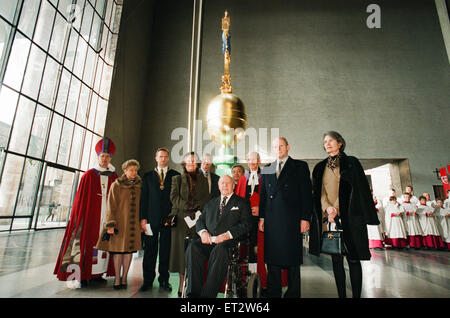 Das Kreuz und Kugel auf Coventry Cathedral im Dienst der Versöhnung, Freitag, 12. Februar 1999. 18ft vergoldet Stahl und Kupfer Kreuz ist gebaut von Alan Smith - offiziell für die Menschen in Dresden präsentiert werden. im nächsten Jahr. Die heutige se. Stockfoto